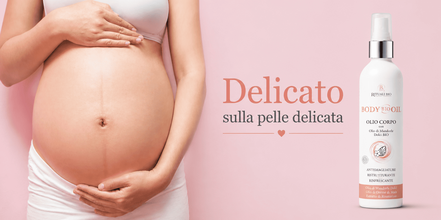 Giovane donna incinta, vestita di bianco, che abbraccia il suo pancione scoperto. Sullo sfondo la scritta "Delicato sulla pelle delicata" in rosa e grigio e l'immagine del prodotto Body Bio Oil di Rituali Bio by Farmazan.