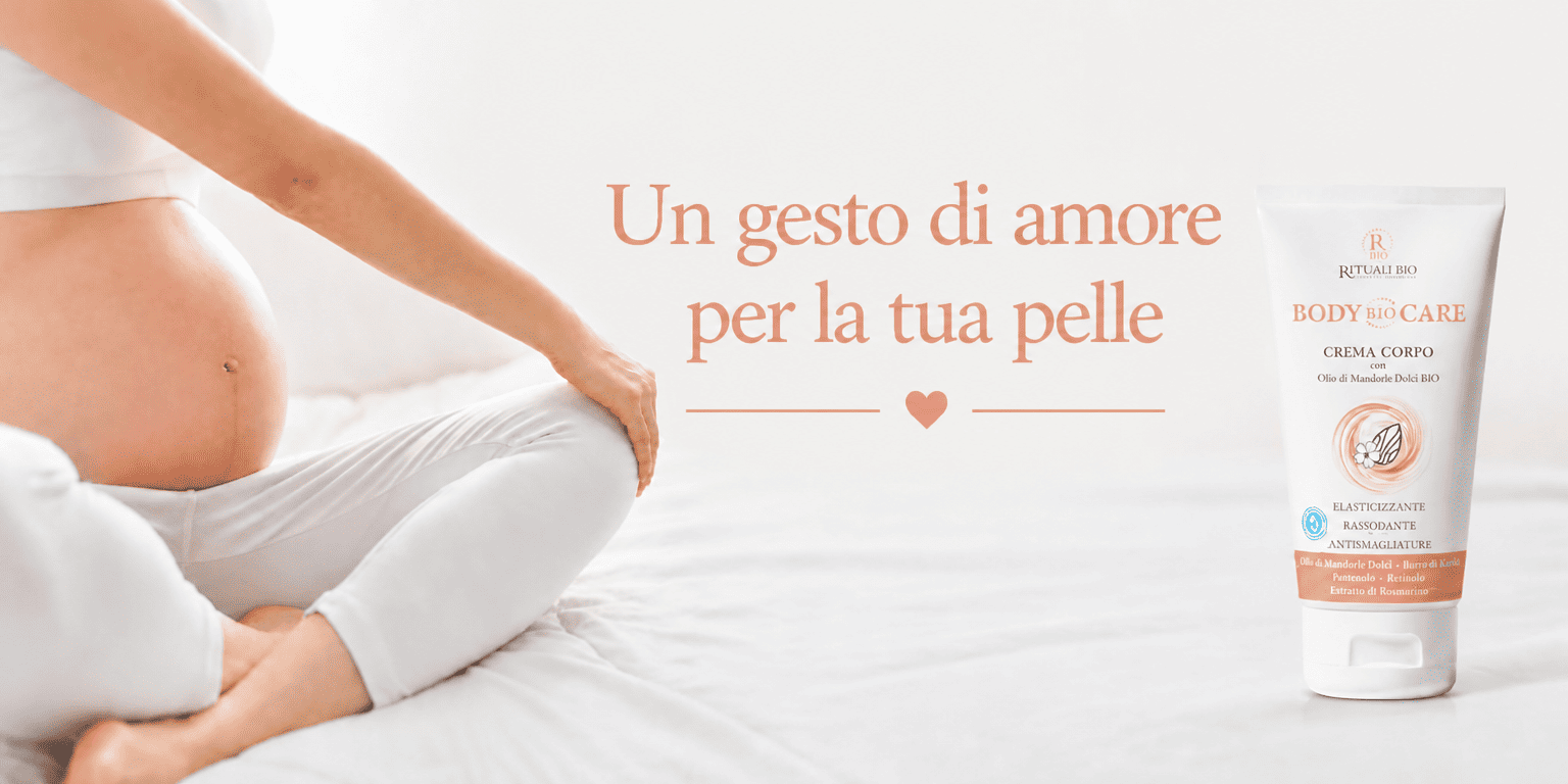 Donna incinta vestita di bianco e col pancione scoperto, che posa a fianco di un flacone di crema per smagliature Body Bio Care.