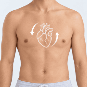 Primo piano di torso nudo maschile, con disegnato sul petto un cuore umano stilizzato di colore bianco